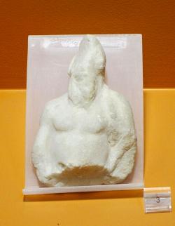 Fragment helénistické mramorové sošky z athénského desmótéria, vězení. Možná představuje Sokrata. Muzeum antické agory v Athénách. Kredit: Tomisti, Wikimedia Commons. Licence CC 3. 0.