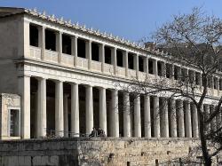 Rekonstruovaná Attalova stoa hostí Muzeum Staré agory v Athénách, kousek od vchodu do areálu. Kredit: Chabe01, Wikimedia Commons. Licence CC 4. 0.