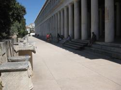 Rekonstruovaná Attalova stoa, tedy Muzeum Staré agory v Athénách, pohled směrem na příchod. Kredit: bynyalcin, Wikimedia Commons. Licence CC 3. 0.
