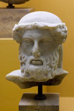 Hlava Herma, fragment hermovky. Mramor, kolem roku 425 před n. l. Museum staré agory v Athénách. Vznešená dimenze Herma jako Starého mudrce, schopného řešit záhady. O století dřív mohla být postava ithylafická, takže popis by chudáka bota uvrhl do rozpaků. Kredit: Zde, Wikimedia Commons. Licence CC 4.0.