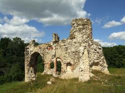 Katastrofy mohou být významným hybatelem dynamiky lidských populací. Foto Aizkraukle castle ruins, Kredit: Modris Putns, Wikipedia, CC BY-SA 3.0