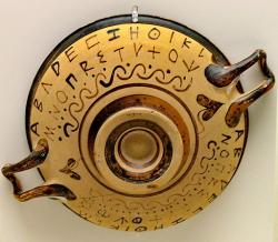 Západní varianta archaické alfabety na atickém černofigurovém kylixu (picí misce), asi 6. století před n. l. Národní archeologické muzeum v Athénách, 9146. Kredit: Marsyas, Wikimedia Commons. Licence CC 3.0.