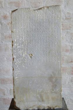 Stéla ze svatyně Afáie na Aigíně, 76 cm vysoký, s inventářem svatyně, 410 před n. l. Glyptothek München, 196. Kredit: User:Bibi Saint-Pol, Wikimedia Commons. Public domain.