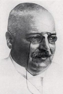 Alois Alzheimer (1864-1915) Psychiatr a neuropatolog, který výzkumu duševních poruch obětoval veškerý svůj profesní i osobní život. Od roku 1903 pracoval na tehdy nejmodernější psychiatrické klinice zřízené Kraepelinem v Mnichově. Ve skutečnosti se věnoval mnohem více progresivní paralýze a cévním onemocněním mozku než chorobě, která po něm byla nakonec pojmenována. (Wikipedie, volné dílo)