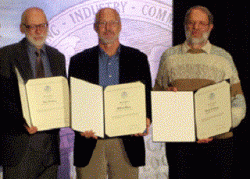 Paul Krehbiel, Bill Rison a Ron Thomas - trio profesorů z Nového Mexika přebírají cenu Americké meteorologické společnosti.