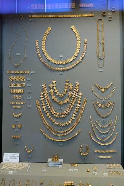 Zlaté náhrdelníky z mykénských komorových hrobů. Národní archeologické muzeum v Athénách. Kredit: Zde, Wikimedia Commons.