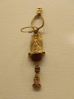Zlatý amulet z helénistického Egypta, 332 před n. l. až 392 n. l. Národní archeologické muzeum v Athénách. Kredit: George E. Koronaios, Wikimedia Commons.