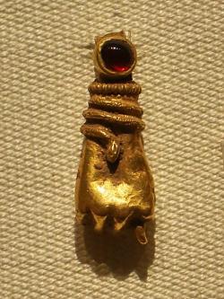 Zlatý apotropaický amulet ve tvaru ruky s hadem a s drahým kamenem, z Athén, 1. až 2. století n. l. Národní archeologické muzeum v Athénách, 629. Kredit: George E. Koronaios, Wikimedia Commons. CC0 1.0