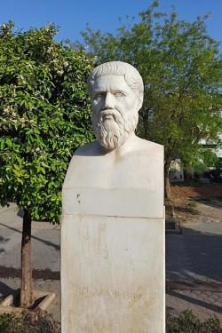 Novodobá hermovka Platóna na místě Akadémie v Athénách. Její novodobý tvůrce bral mustr z antických plastik, rozpomínal se spíše na ně než na Platóna osobně, i když se ho asi snažil mít na zřeteli. Kredit: Dkoukoul, Wikimedia Commons. Licence CC 4.0.