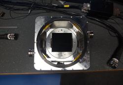 Vzorek jednoho z CCD detektorů, kterými jsou osazeny kamery přístroje ESPRESSO.  Vyrobila je  společnost e2v. Podařilo se jí vměstnat více než 80 milionů pixelů na plochu 92 x 92 milimetrů. Kredit: ESO / ESPRESSO Consortium / e2v