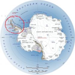 Antarktický poloostrov (Antarctic Peninsula) je označován za hlavního viníka zvyšování hladiny osceánu. (Kredit NASA)