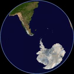 Antarktický kontinent měl podle prognóz hladinu oceánu zvyšovat. Ve sutečnosti ji snižoval a to o 0,23 milimetrů za rok (Journal of Glaciology, 2015) Kredit foto: Wikimedia Commons)