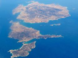 Na leteckém snímku z Kyklad je odshora dolů vidět Paros, Antiparos a Despotiko. Kredit: Olaf Tausch, Wikimedia Commons. Licence CC 3.0. Na leteckém snímku z Kyklad je odshora dolů vidět Paros, Antiparos a Despotiko. Kredit: Olaf Tausch, Wikimedia Commons. Licence CC 3.0.