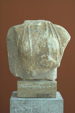 Torzo archaické koré z Kastra Antiparu, mramor, 550 až 540 před n. l. V levé ruce něco drží, snad granátové jablíčko. Archeologické muzeum na Paru, A 791. Kredit: Zde, Wikimedia Commons. Licence CC 3.0.