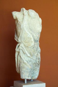 Níké z ostrova Antiparos. Pravděpodobně akroterion z některého chrámu, mramor, pozdní 5. století před n. l. Archeologické muzeum na Paru, A 183. Kredit: Zde, Wikimedia Commons. Licence CC 4.0.