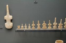 Kykladské idoly tvaru violy, mramor. EC I, 3200-2800 před n. l., z pohřebiště Krassades na ostrově Antiparos, z hrobu 117. Národní archeologické muzeum v Athénách, 4856. Kredit: Zde, Wikimedia Commons. Licence CC 4.0.