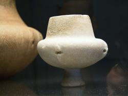 Menší kykladská mramorová kandila. Kultura Grotta-Pelos, raná doba bronzová (EC I), 3200 až 2800 před n. l. Britské muzeum, GR 1890.1-10.5. Kredit: Zde, Wikimedia Commons. Licence CC 4.0.