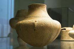 Keramická nádoba tvaru mořského ježka. Kultura Grotta-Pelos, EC I, 3200-2800 před n. l. Britské muzeum, GR 1884.12-13.42, BM Cat Vases A301. Kredit: Zde, Wikimedia Commons. Licence CC 4.0.