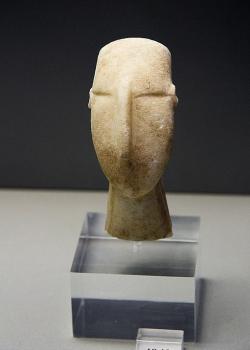 Hlavička idolu. Antiparos, kykladská raná doba bronzová, snad začátek jejího druhého období, EC II. Národní archeologické muzeum v Athénách. Kredit: Zde, Wikimedia Commons. Licence CC 3.0.
