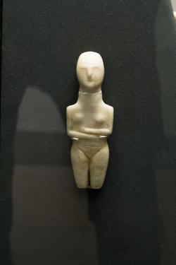 Kykladský „idol“, přechod mezi kulturami Grotta-Pelos a Keros-Syros, EC II, 2800-2600 př. n. l. Britské muzeum, GR 1884.12-13.10. BM Cat Sculpture A26. Kredit: Zde, Wikimedia Commons. Licence CC 4.0.
