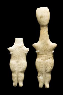 Kykladské „idoly“, varieta Louros. Raná doba bronzová, závěr kultury Grotta-Pelos, 2800 až 2700 př. n. l. Britské muzeum, GR 1884.1213.12-13. BM Cat Sculpture A8, A9. Kredit: Zde, Wikimedia Commons. Licence CC 4.0.