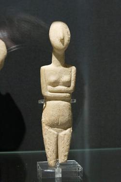 Kykladský „idol“, varieta Kapsala, kultura Keros-Syros. Raná doba bronzová, EC II, 2700 až 2600 př. n. l. Britské muzeum, GR 1884.12-13.14. BM Cat Sculpture A21. Kredit: Zde, Wikimedia Commons. Licence CC 4.0.