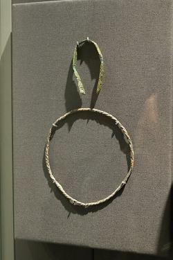 Měděná pinzeta a stříbrný náhrdelník, kultura Keros-Syros. Britské muzeum, GR 1884.12-13.26, GR 1884.12-13.21. Kredit: Zde, Wikimedia Commons. Licence CC 4.0.