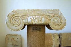 Hlavice iónského sloupu, mramorová, 525 až 500 před n. l. Archeologické muzeum na Paru. Kredit: Zde, Wikimedia Commons. Licence CC 4.0.