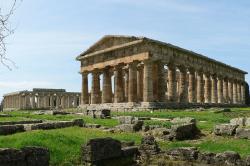 Dva chrámy Héry v Paestu. Oba jsou v dórském řádu. Ten vzdálenější je z roku 550 před n. l., bližší je o století pozdější. Kredit: Oliver-Bonjoch, Wikimedia Commons. Licence CC 3.0.