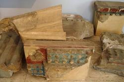 Stavební články se zbytky polychromie. Museo archeologico regionale di Palermo. Kredit: G.dallorto, Wikimedia Commons. Licence CC 2.5.