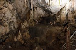 Lidé stojí na Oltáři, tedy obřím plochém stalagmitu, vpravo je Katedrála. Kredit: Zde, Wikimedia Commons. Licence CC 4.0.
