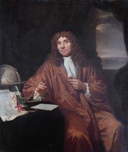 Anton van Leeuwenhoek přišel na jednoduchý způsob, jak vyrábět přesné skleněné kuličky nepatrných rozměrů a využil je jako čočky svých přístrojů. Překonal tím úroveň tehdy dostupné mikroskopické techniky. Tajemství výroby si ovšem celý život držel pro sebe, aby si zajistil vědecké prvenství a prestiž. Dochované kousky z té doby dosahují zvětšení až 275x. Spekuluje se, že jeho nejzdařilejší výrobky ale mohly zvětšovat až pětsetkrát.