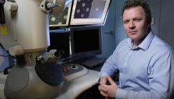 Anthony W.P. Fitzpatrick. biochemik a molekulární biofyzik, korespondenční autor a vedoucí výzkumné skupiny. Taubův institut pro výzkum Alzheimerovy choroby a stárnutí mozku, (Kredit: John AbbotIrving Medical Center Kolumbijské univerzity, NewYork).