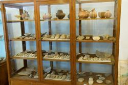 Mramorové kalichy, raně kykladská keramika, fragmenty idolů, mramorové misky. Archeologické muzeum v Apeiranthu, skříň 3. Kredit: Zde, Wikimedia Commons. Licence CC 4.0.