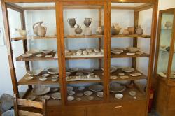 Raně kykladská keramika, fragmenty idolů, mramorové misky. Archeologické muzeum v Apeiranthu, skříň 1. Kredit: Zde, Wikimedia Commons. Licence CC 4.0.
