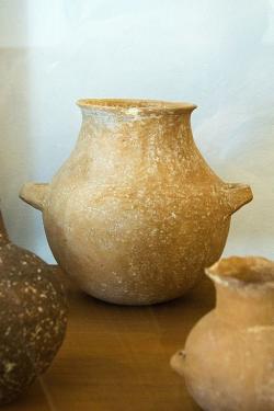 Dvouuchá nádoba. Kykladská raná doba bronzová, 2800 až 2300 před n. l. Archeologické muzeum v Apeiranthu. Kredit: Zde, Wikimedia Commons. Licence CC 4.0.