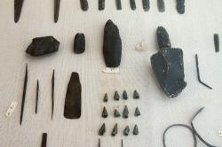 Nářadí a zbraně. Obsidián, bronz, 2800 až 2200 před n. l. Archeologické muzeum v Apeiranthu. Kredit: Zde, Wikimedia Commons. Licence CC 4.0.