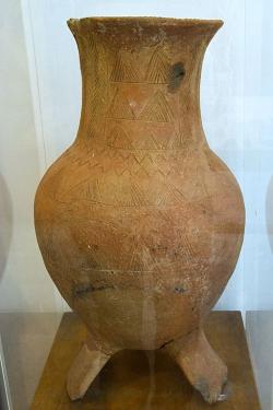 Větší trojnohá nádoba z geometrického období, s jednoduchým rytým dekorem, 8. století před n. l. Archeologické muzeum v Apeiranthu. Kredit: Zde, Wikimedia Commons. Licence CC 4.0.