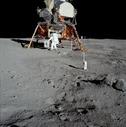 Troška nostalgie - první komu se podařilo na Zem dopravit mimozemské vzorky, bylo Apollo 11. Kredit: NASA.