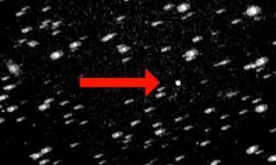 Nemáme žádnou fotku, která by ukazovala tvar či povrch asteroidu Apophis. na všech snímcích se jeví jako malá tečka.  Zdroj: https://i.guim.co.uk