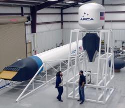 Kompletní zkušební lineární aerospike motor. Vlevo maketa rakety Haas 2CA SSTO. Kredit: ARCA