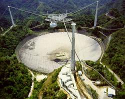 Radioteleskop Arecibo. Kredit: H. Schweiker / WIYN & NOAO / AURA / NSF.