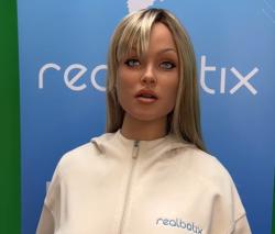 Velmi lidská Aria se stala jednou z robotických hvězd roku 2025. Kredit: Realbotix.