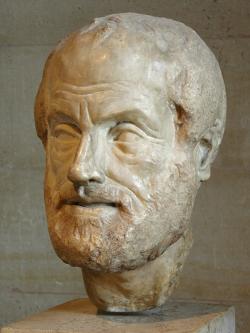 Aristoteles:  „člověk je zoon politicon“. Římská kopie ztracené antické bronzové sochy. Ke shlédnutí v Musée du Louvre. (Kredit foto: Eric Gaba – Wikimedia Commons)