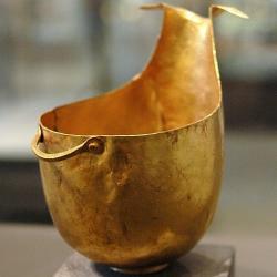 Menší zlatá nádoba (17 cm). Heraia v Arkádii, raná doba bronzová (EH III), kolem 2200 před n. l. Louvre, Bj 1885. Kredit: Marie-Lan Nguyen, Wikimedia Commons.