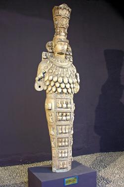 Krásná Artemis Efesanů. Mramor, 292 cm, 1. století n. l. Archeologické muzeum v Efesu 712. Kredit: Dennis Jarvis, Wikimedia Commons. Licence CC 2.0.