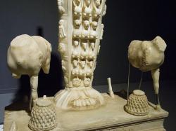 Detail kultovní sochy Krásné Artemidy Efesanů. Archeologické muzeum v Efesu 718. Kredit: Dosseman, Wikimedia Commons. Licence CC 4.0.
