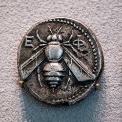 Včela s písmeny EF. Efeská stříbrná tetradrachma, průměr 24 mm, hmotnost 15,21 g, averz, 370-360 před n. l. Altes Museum Berlin. Kredit: ArchaiOptix, Wikimedia Commons. Licence CC 4.0.