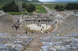 Římská přestavba řeckého divadla v Efesu. Kredit: Rabe!, Wikimedia Commons. Licence CC 4.0.