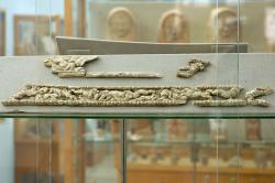 Další řezby ze slonoviny, méně jasného určení. Archeologické muzeum na Délu. Kredit: Zde, Wikimedia Commons. Licence CC 4.0.